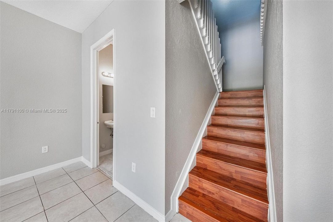 Vendido Recientemente: $506,000 (4 camas, 2 baños, 2201 Pies cuadrados)