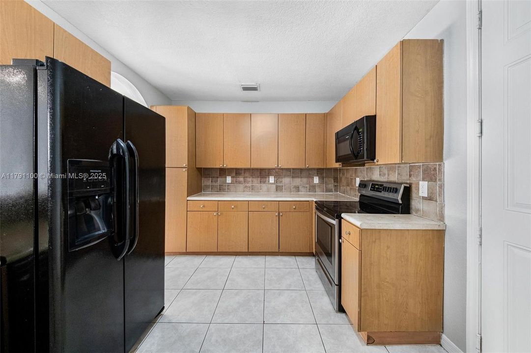 Vendido Recientemente: $506,000 (4 camas, 2 baños, 2201 Pies cuadrados)