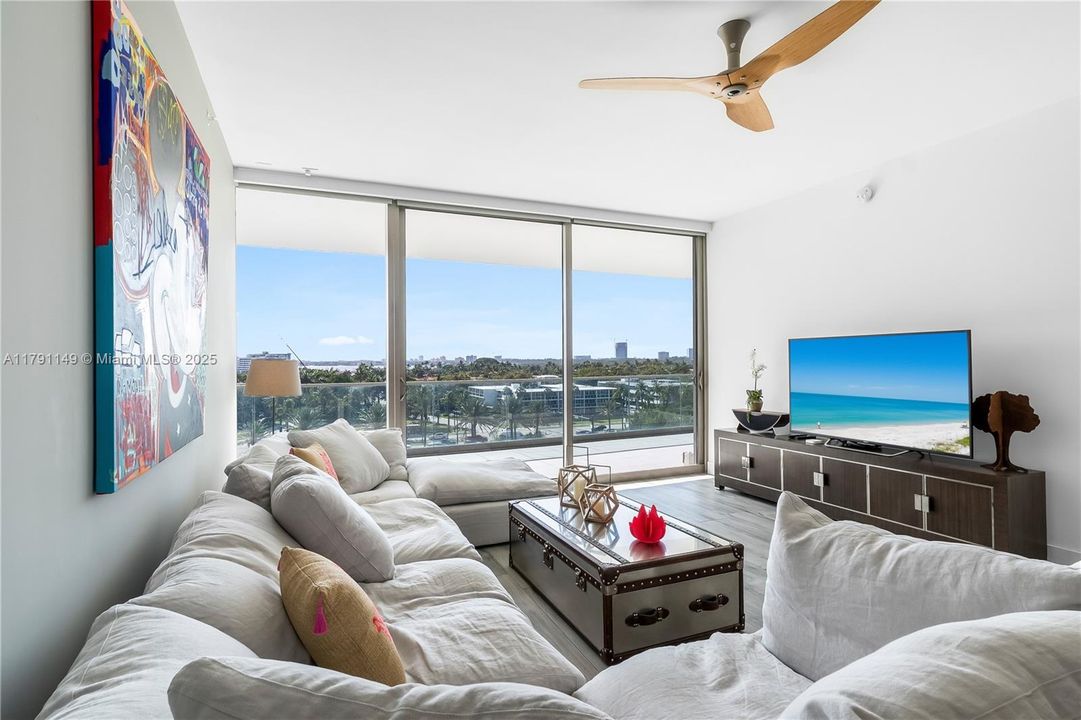 На продажу: $3,450,000 (2 спален, 2 ванн, 1704 Квадратных фут)