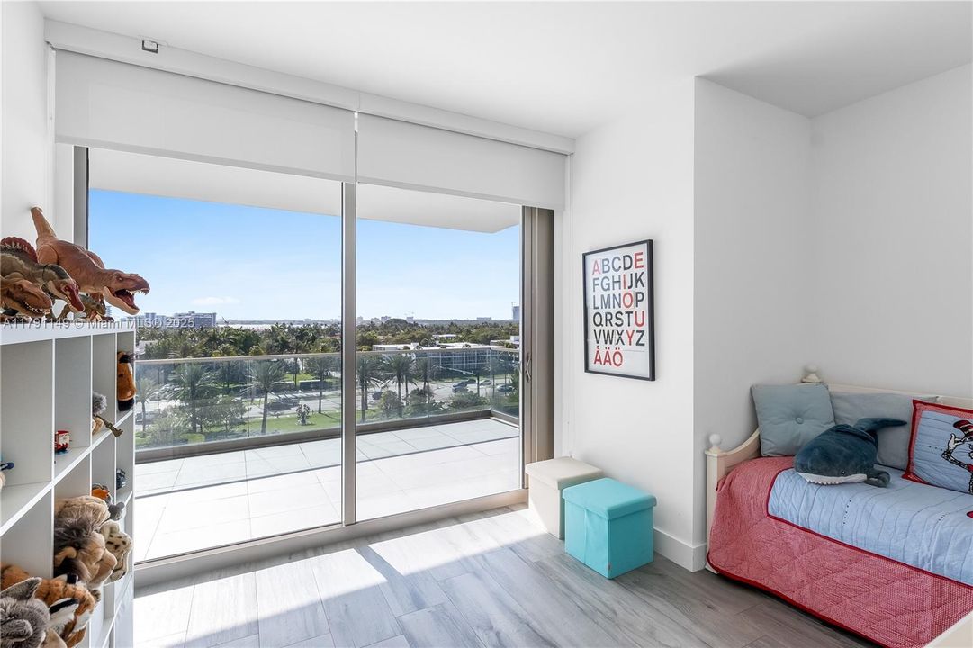 На продажу: $3,450,000 (2 спален, 2 ванн, 1704 Квадратных фут)