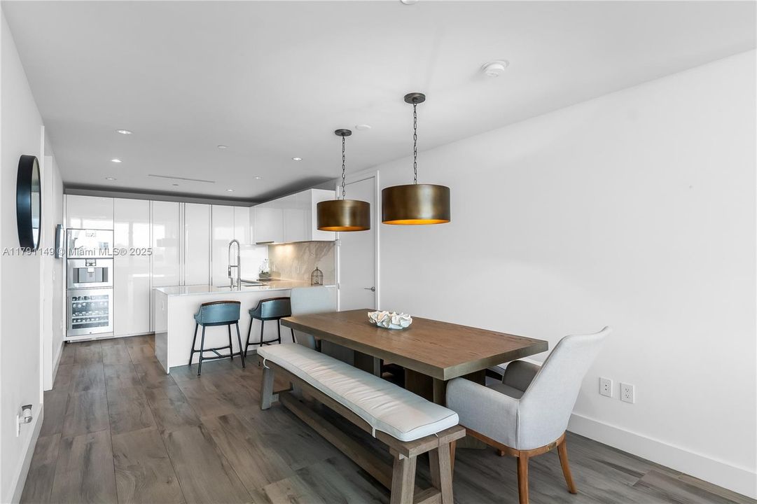 На продажу: $3,450,000 (2 спален, 2 ванн, 1704 Квадратных фут)