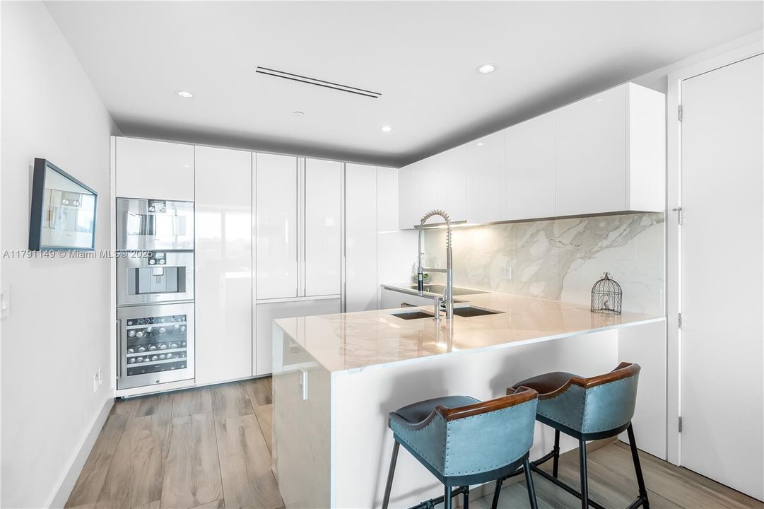 На продажу: $3,450,000 (2 спален, 2 ванн, 1704 Квадратных фут)