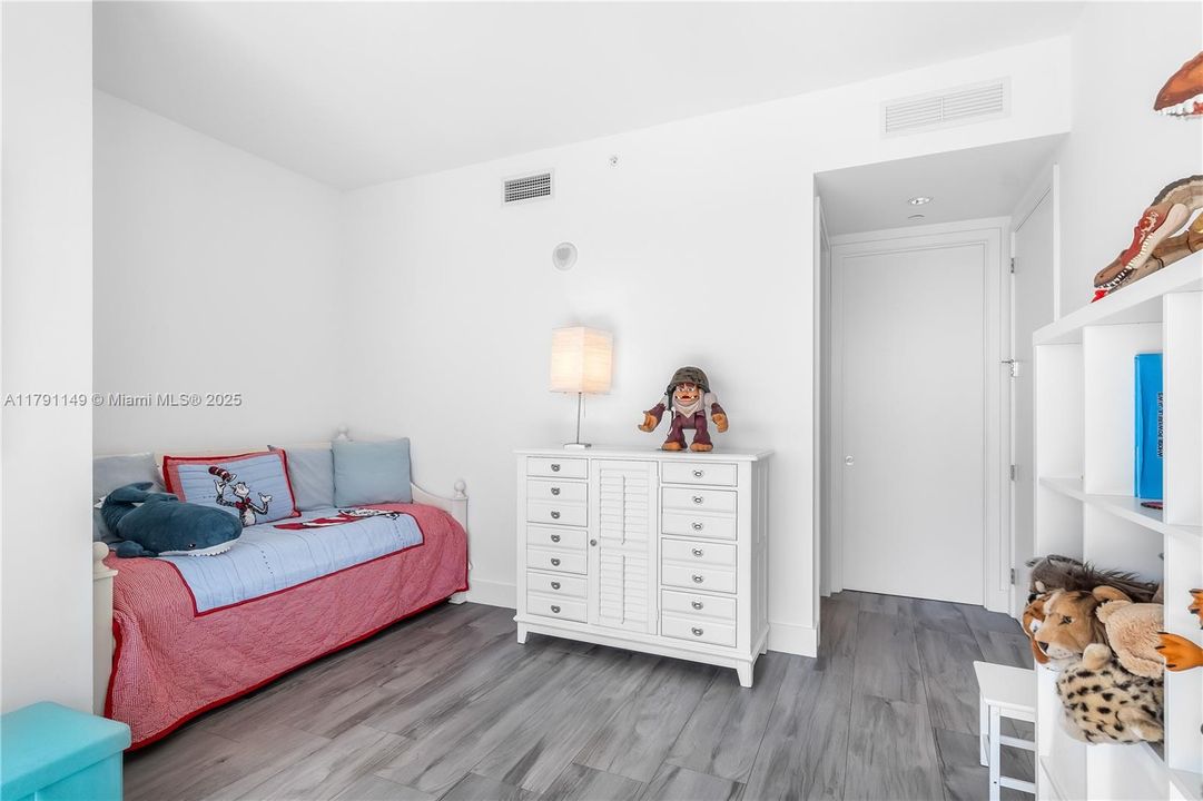 На продажу: $3,450,000 (2 спален, 2 ванн, 1704 Квадратных фут)