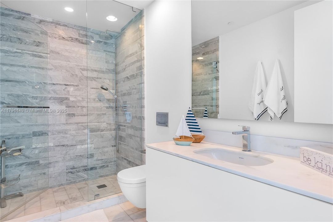 На продажу: $3,450,000 (2 спален, 2 ванн, 1704 Квадратных фут)