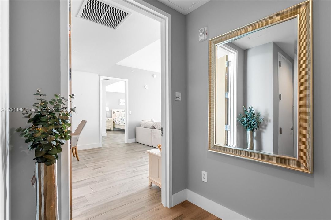 На продажу: $3,450,000 (2 спален, 2 ванн, 1704 Квадратных фут)