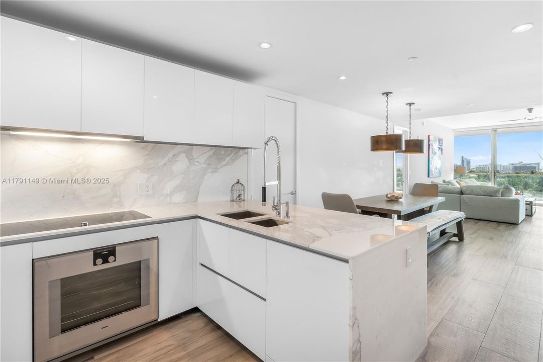 На продажу: $3,450,000 (2 спален, 2 ванн, 1704 Квадратных фут)