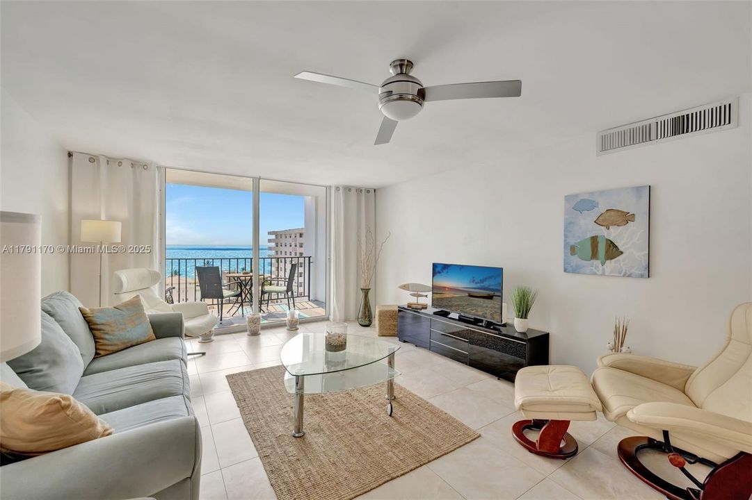 For Sale: $345,000 (1 beds, 1 baths, 777 Square Feet)