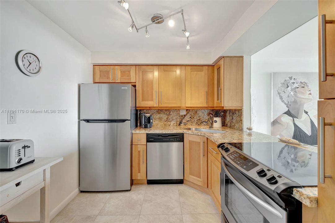 For Sale: $345,000 (1 beds, 1 baths, 777 Square Feet)