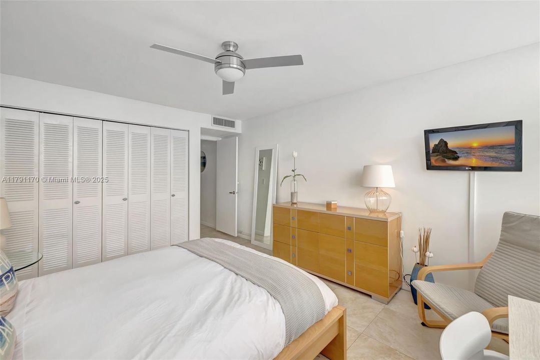 For Sale: $345,000 (1 beds, 1 baths, 777 Square Feet)