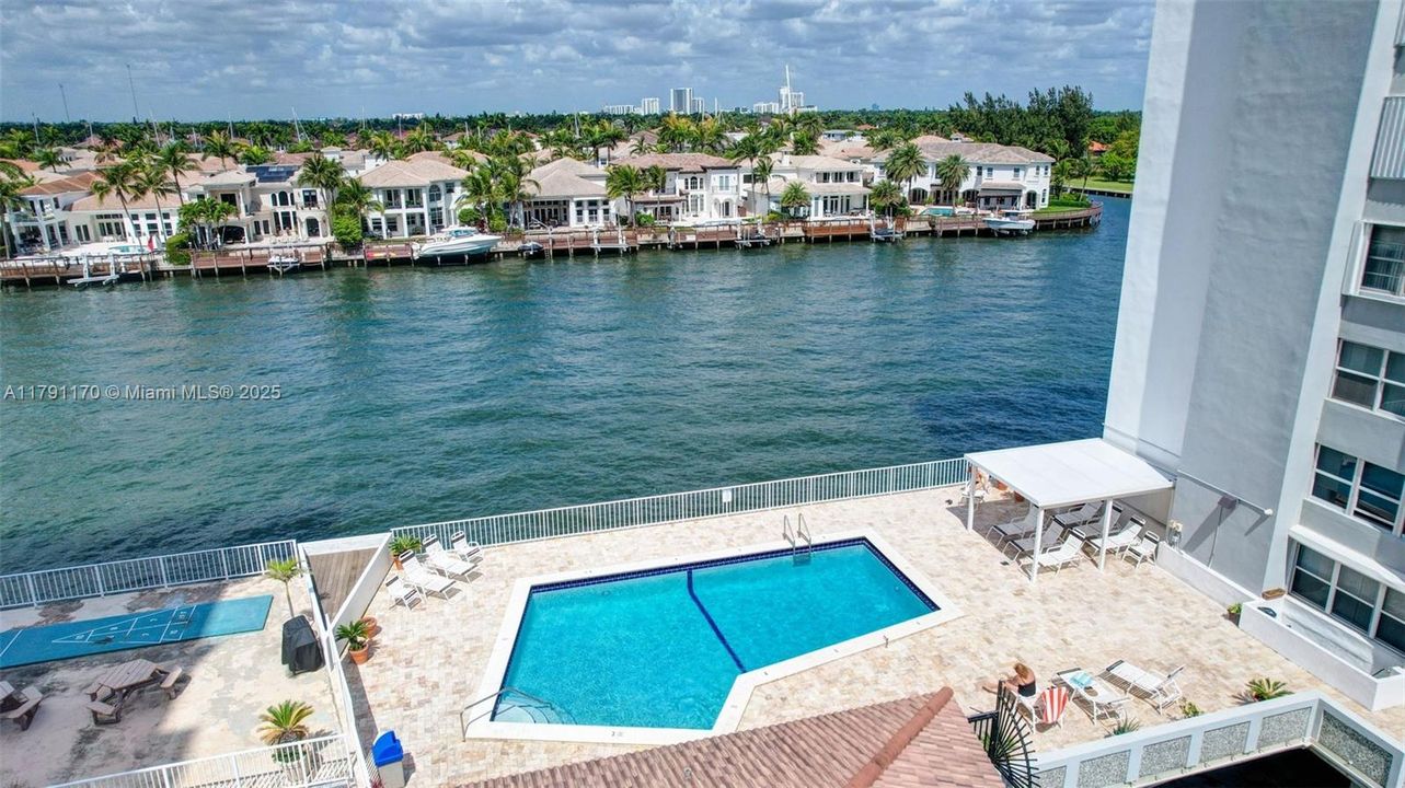 For Sale: $345,000 (1 beds, 1 baths, 777 Square Feet)