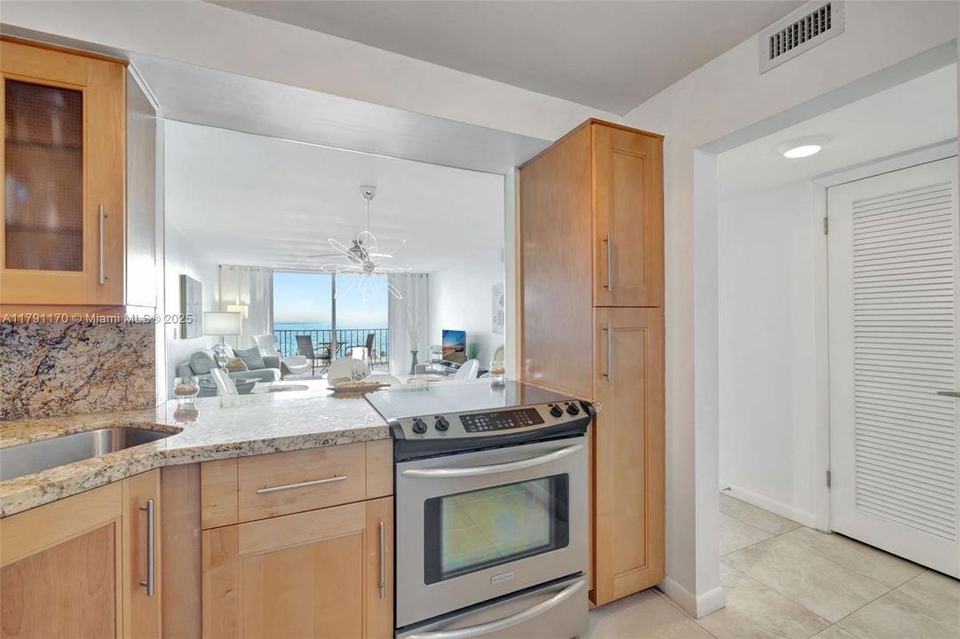For Sale: $345,000 (1 beds, 1 baths, 777 Square Feet)