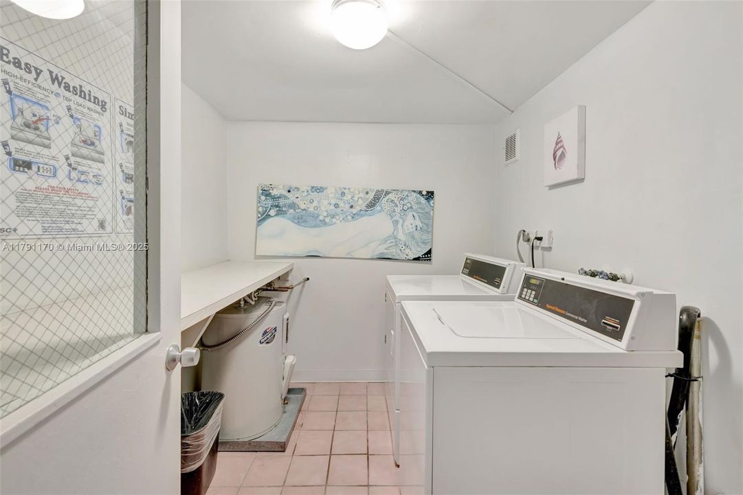 For Sale: $345,000 (1 beds, 1 baths, 777 Square Feet)