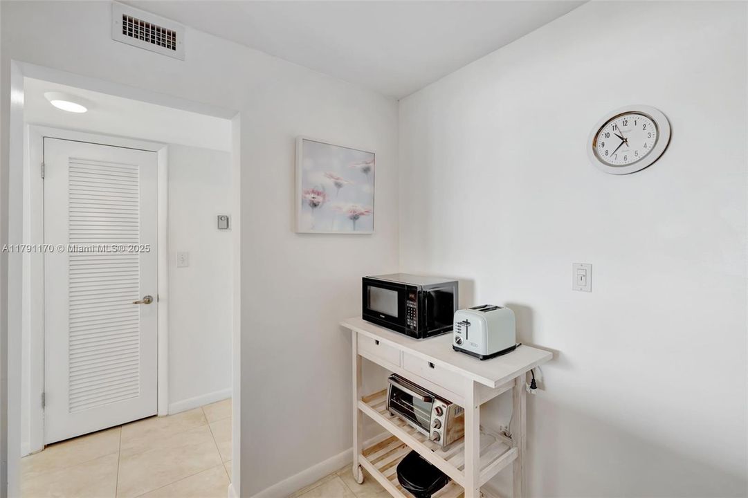 For Sale: $345,000 (1 beds, 1 baths, 777 Square Feet)