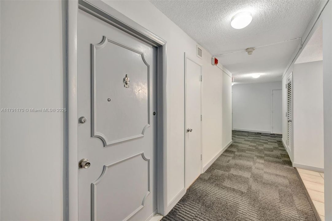 For Sale: $345,000 (1 beds, 1 baths, 777 Square Feet)