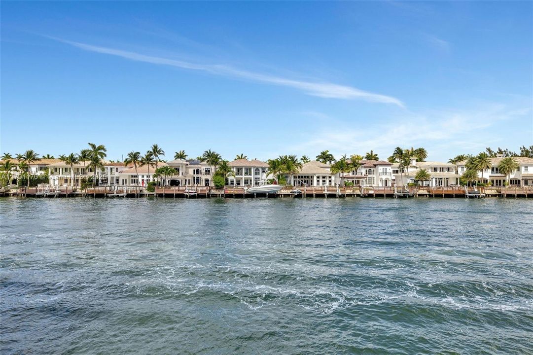 For Sale: $345,000 (1 beds, 1 baths, 777 Square Feet)