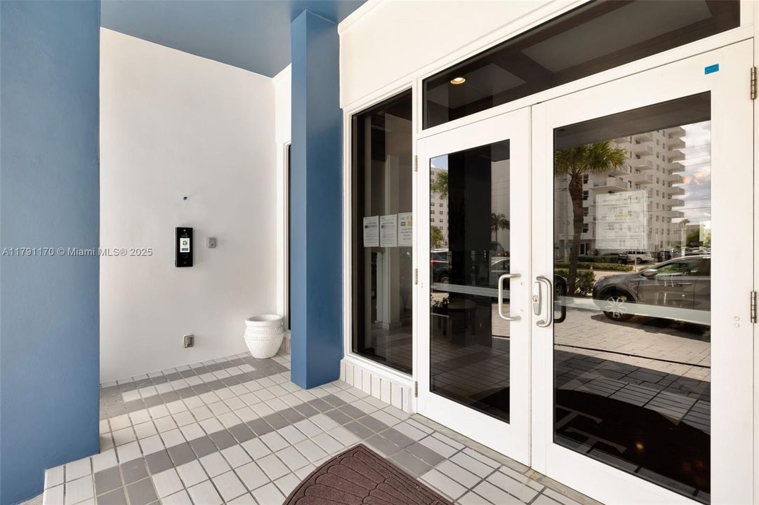 For Sale: $345,000 (1 beds, 1 baths, 777 Square Feet)