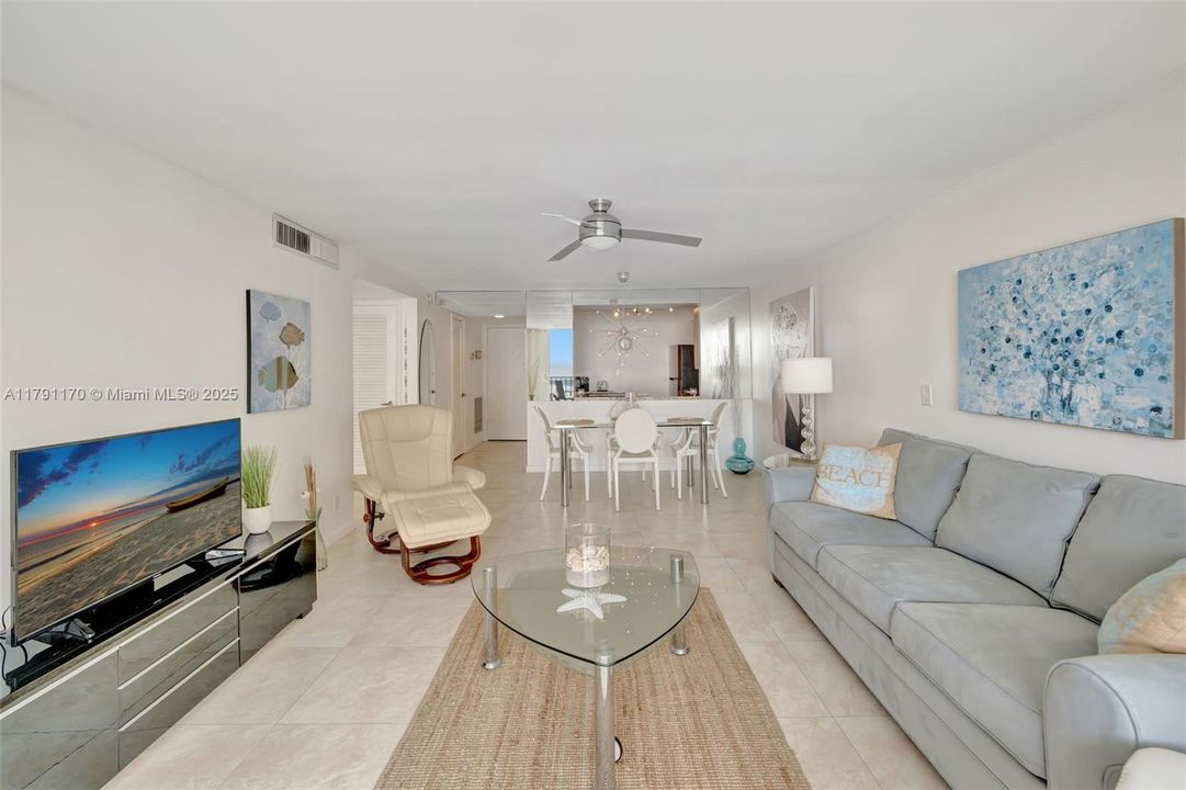 For Sale: $345,000 (1 beds, 1 baths, 777 Square Feet)
