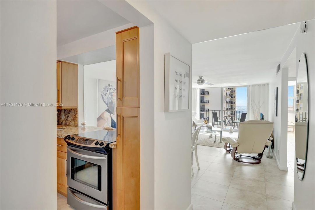 For Sale: $345,000 (1 beds, 1 baths, 777 Square Feet)