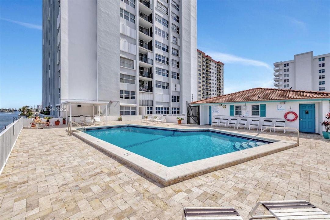For Sale: $345,000 (1 beds, 1 baths, 777 Square Feet)