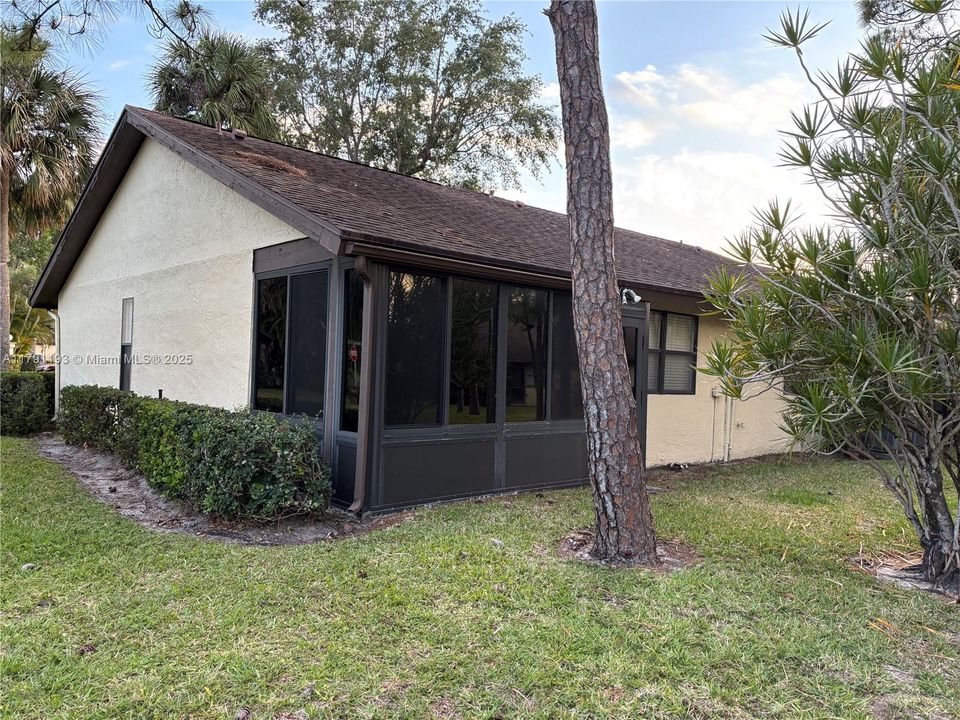 合同活跃: $215,000 (3 贝兹, 2 浴室, 1298 平方英尺)