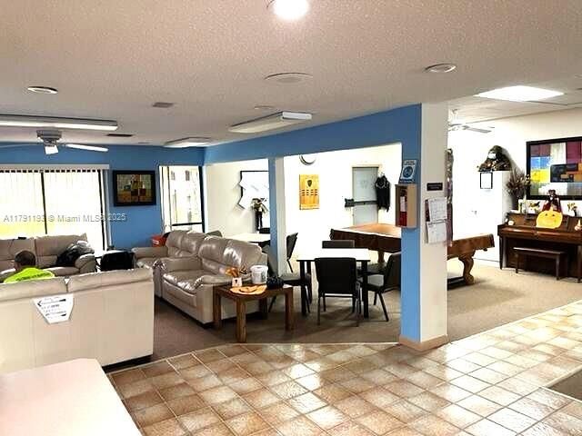 合同活跃: $215,000 (3 贝兹, 2 浴室, 1298 平方英尺)