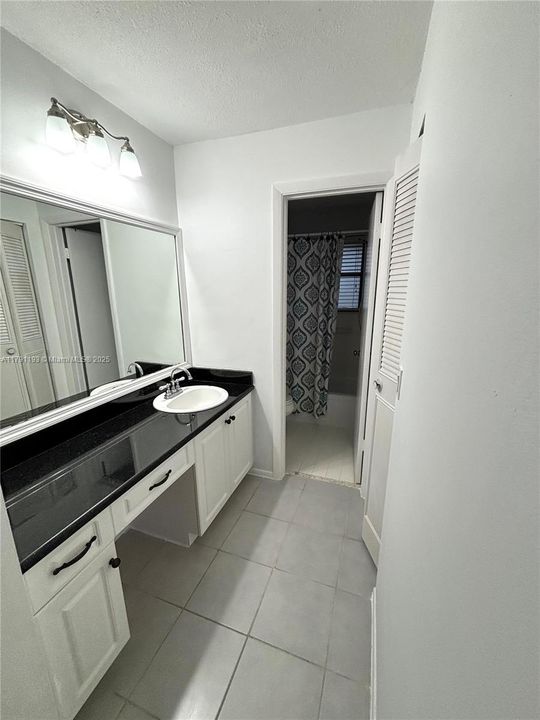 合同活跃: $215,000 (3 贝兹, 2 浴室, 1298 平方英尺)