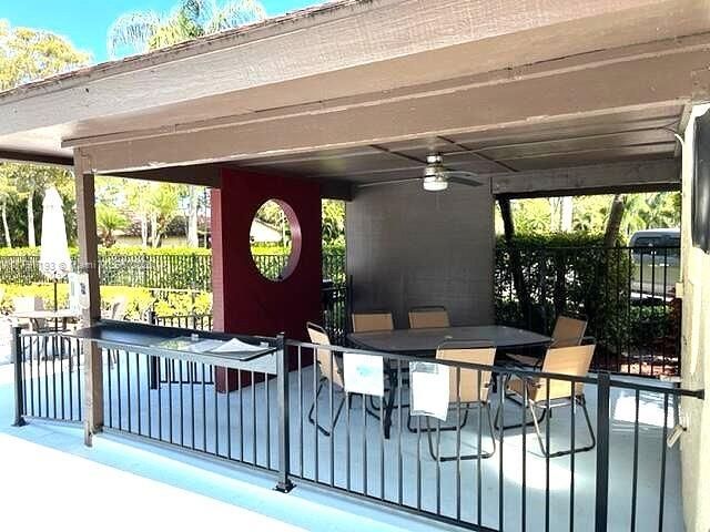 合同活跃: $215,000 (3 贝兹, 2 浴室, 1298 平方英尺)