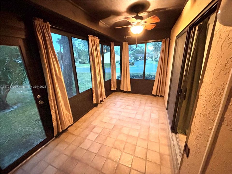 合同活跃: $215,000 (3 贝兹, 2 浴室, 1298 平方英尺)