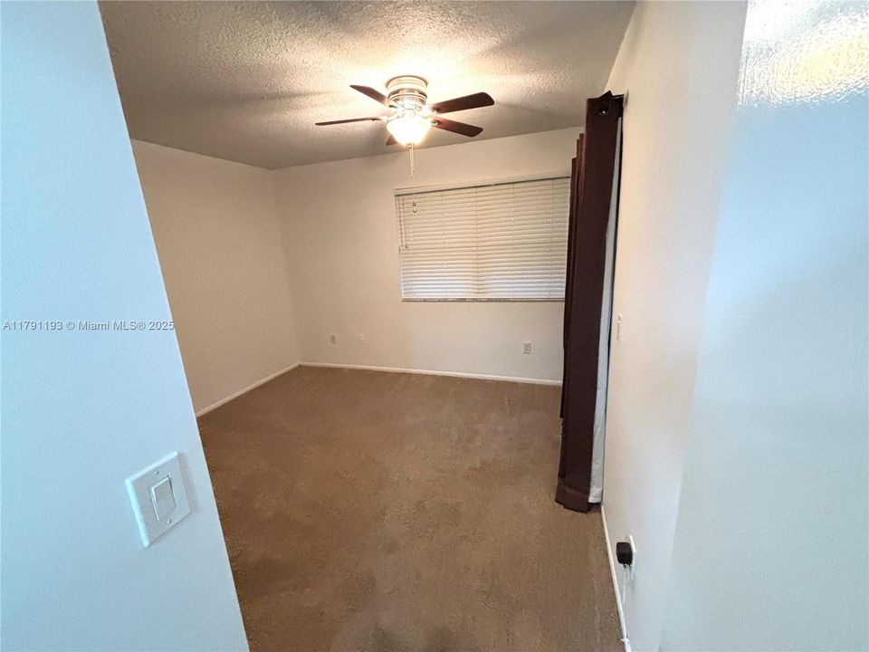 合同活跃: $215,000 (3 贝兹, 2 浴室, 1298 平方英尺)