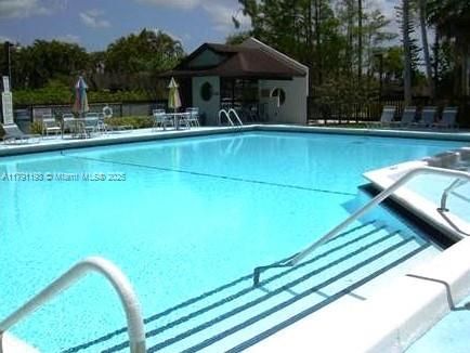 合同活跃: $215,000 (3 贝兹, 2 浴室, 1298 平方英尺)