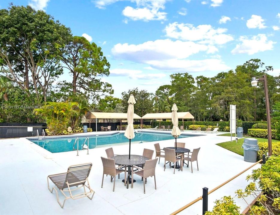 合同活跃: $215,000 (3 贝兹, 2 浴室, 1298 平方英尺)