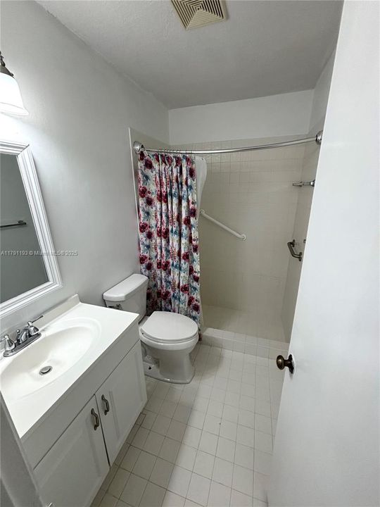 合同活跃: $215,000 (3 贝兹, 2 浴室, 1298 平方英尺)