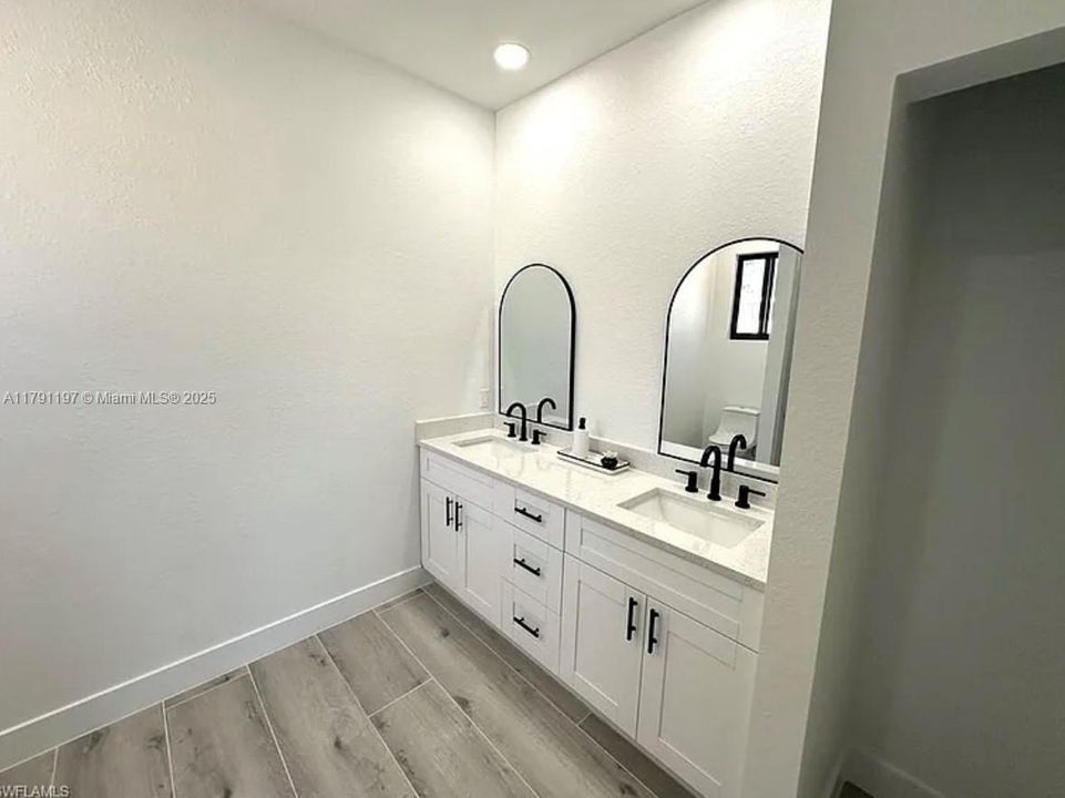 For Sale: $299,900 (3 beds, 2 baths, 1365 Square Feet)