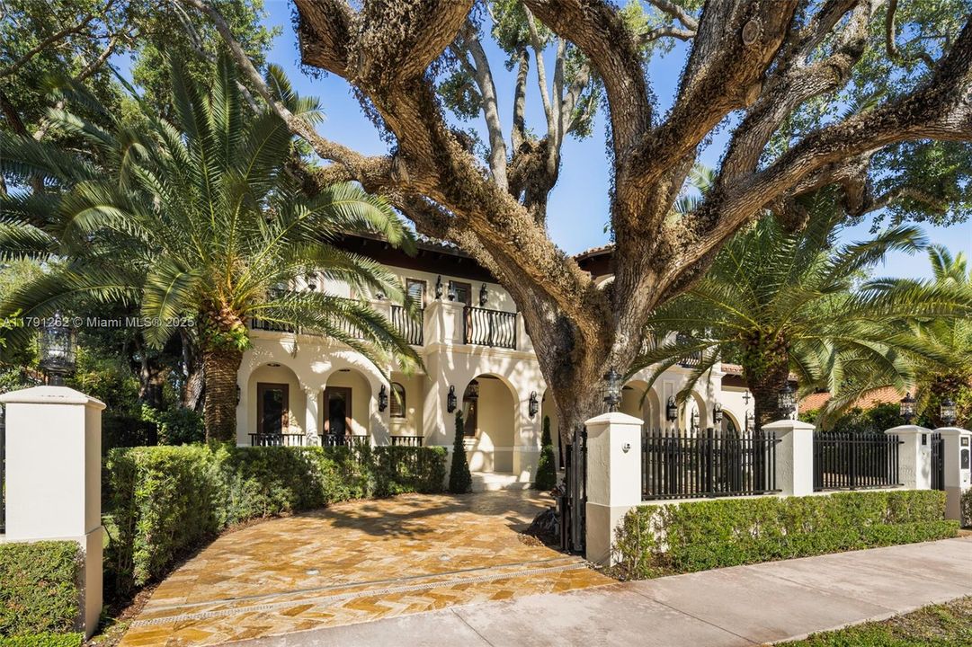 For Rent: $28,000 (5 beds, 5 baths, 3882 Square Feet)