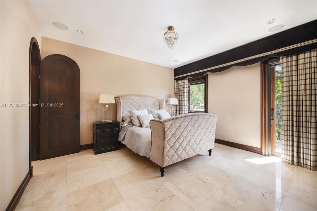 For Rent: $28,000 (5 beds, 5 baths, 3882 Square Feet)