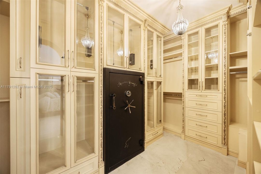 For Rent: $28,000 (5 beds, 5 baths, 3882 Square Feet)