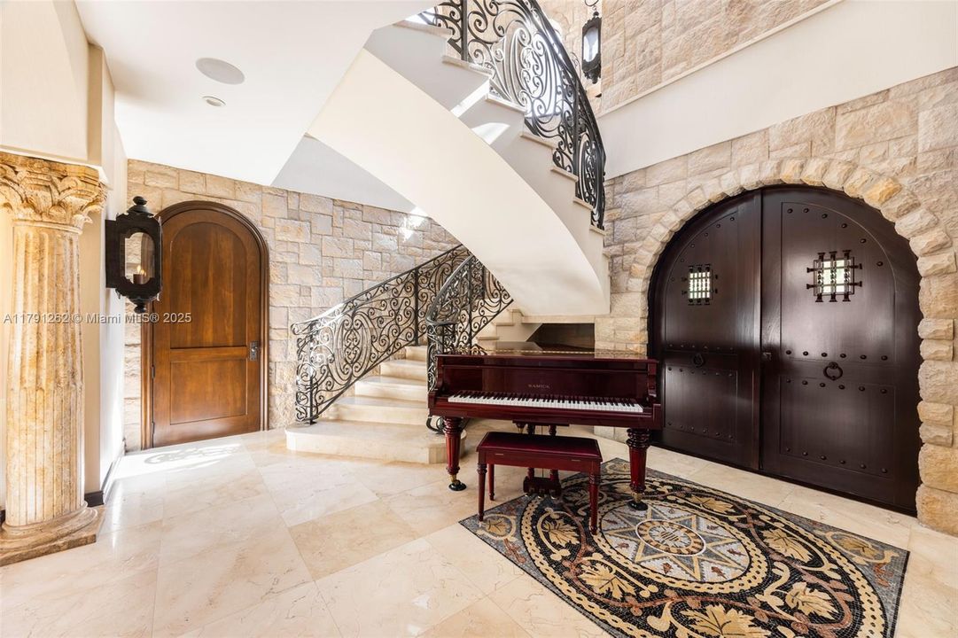 For Rent: $28,000 (5 beds, 5 baths, 3882 Square Feet)