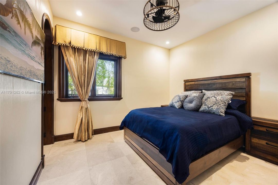 For Rent: $28,000 (5 beds, 5 baths, 3882 Square Feet)