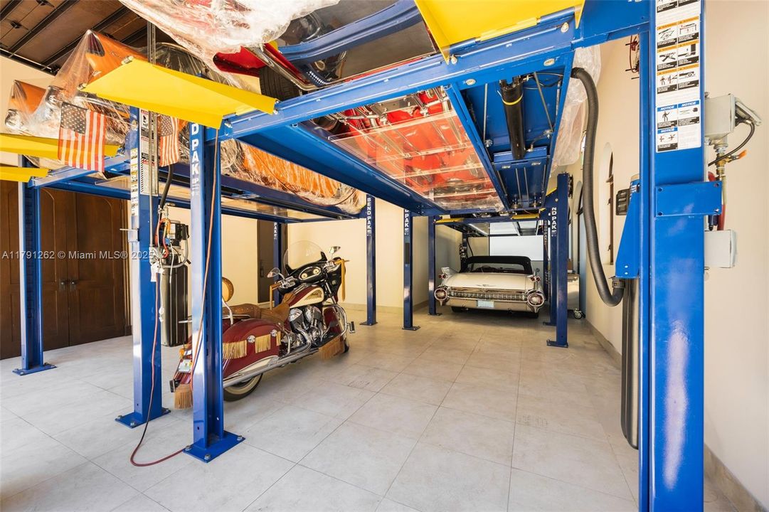 Lifts accommodate up to 6 cars