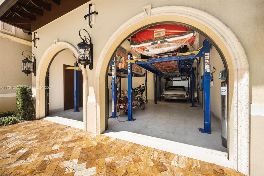 Lifts accommodate up to 6 cars