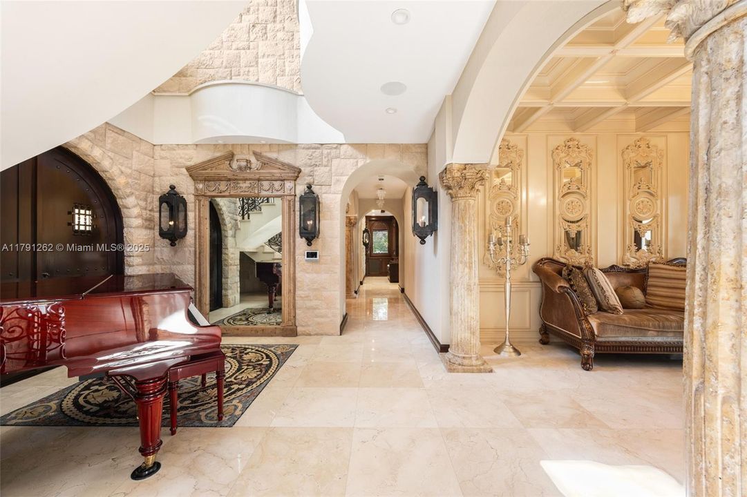 For Rent: $28,000 (5 beds, 5 baths, 3882 Square Feet)