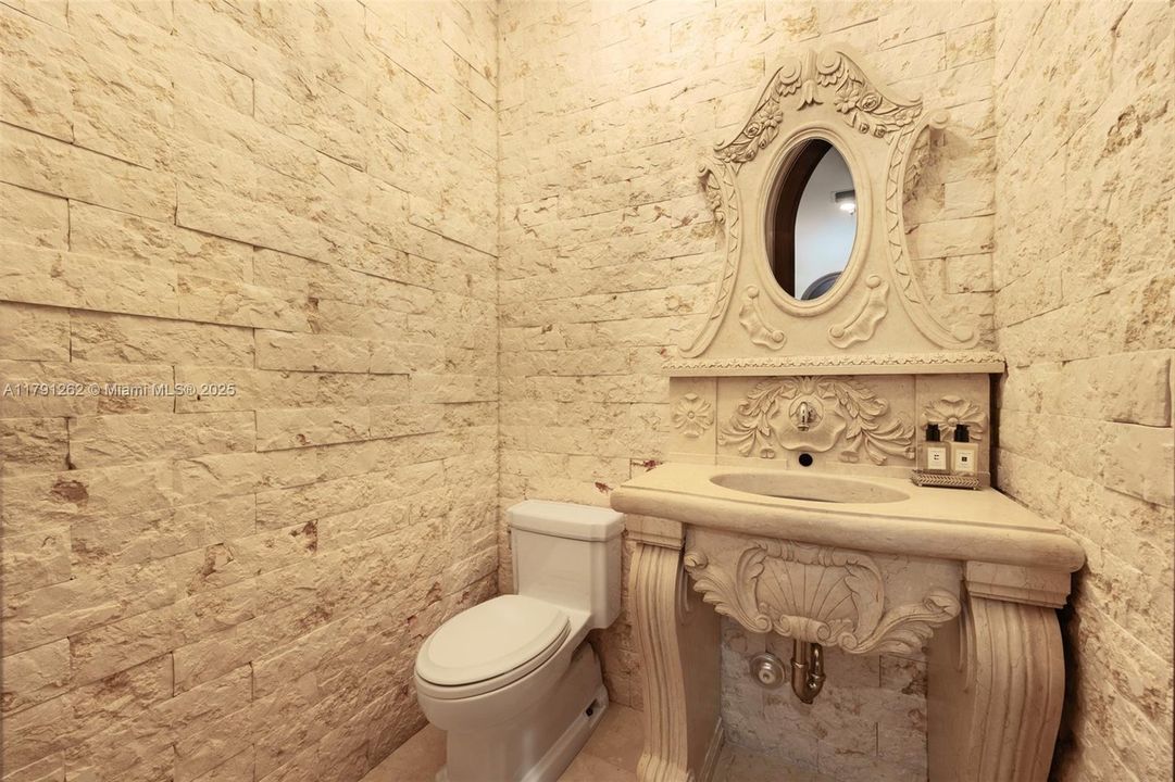 For Rent: $28,000 (5 beds, 5 baths, 3882 Square Feet)