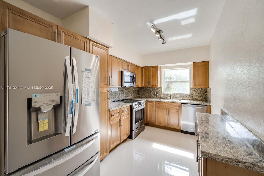 Recently Sold: $295,000 (2 beds, 2 baths, 1076 Square Feet)