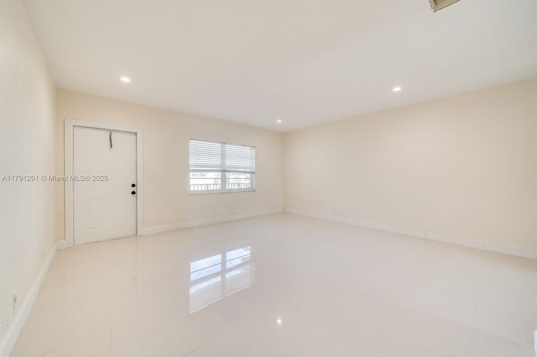 Recently Sold: $295,000 (2 beds, 2 baths, 1076 Square Feet)