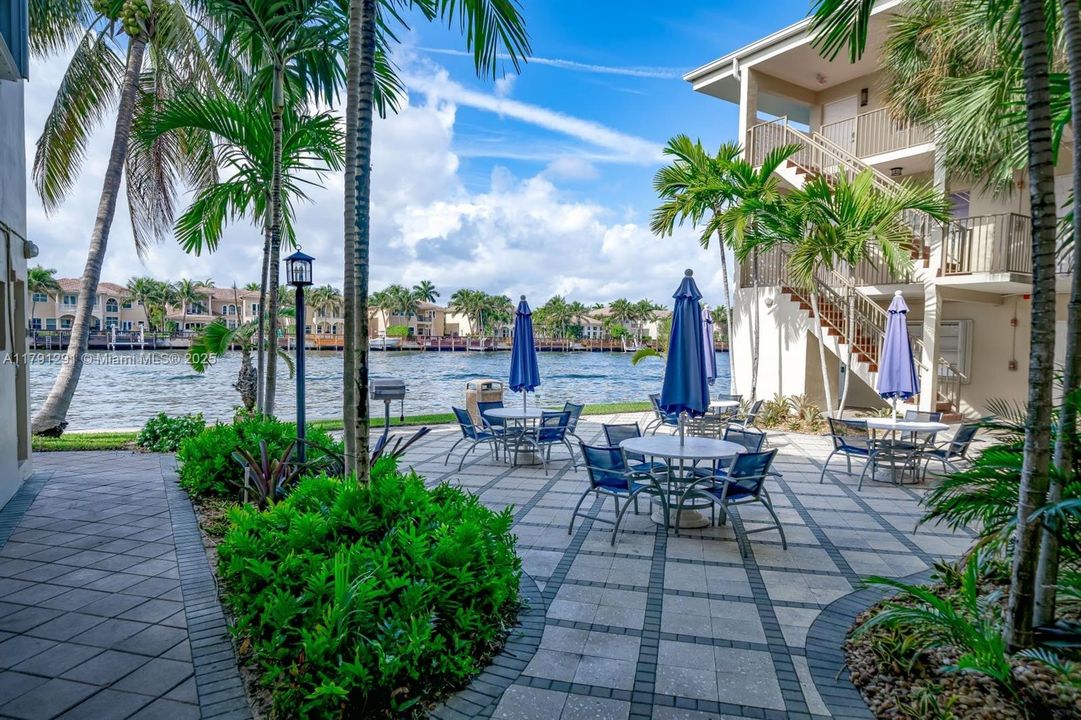 Recently Sold: $295,000 (2 beds, 2 baths, 1076 Square Feet)