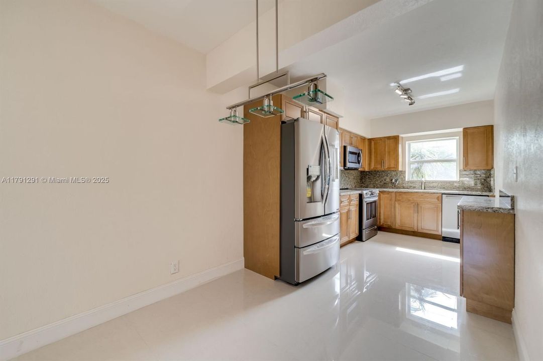 Recently Sold: $295,000 (2 beds, 2 baths, 1076 Square Feet)