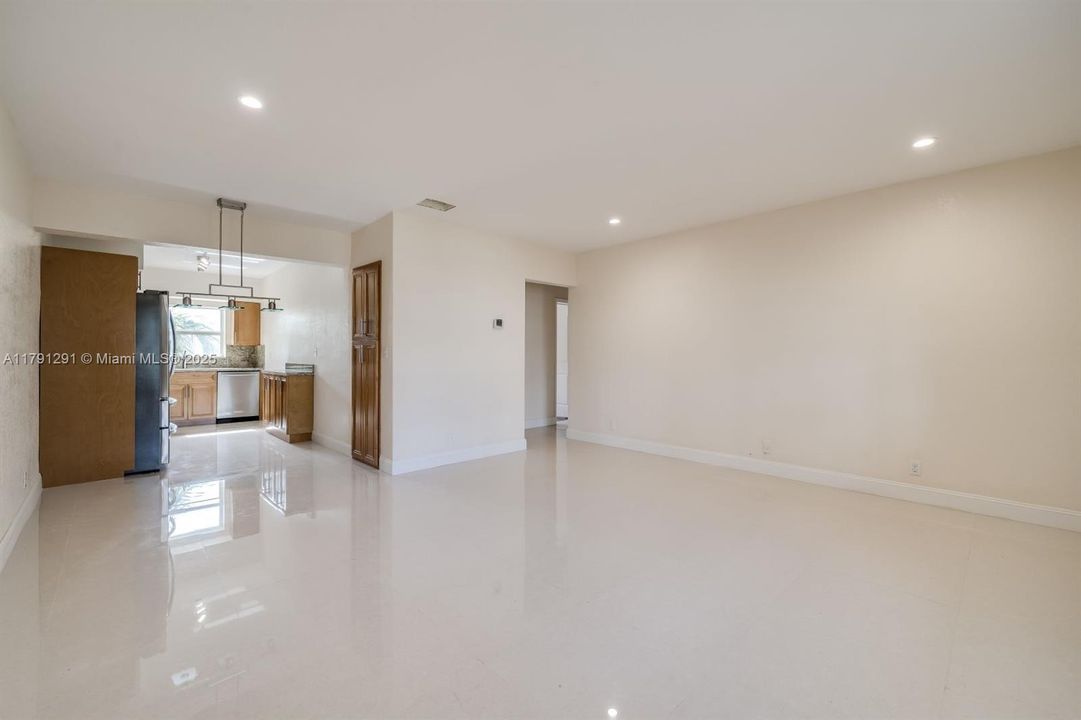 Recently Sold: $295,000 (2 beds, 2 baths, 1076 Square Feet)