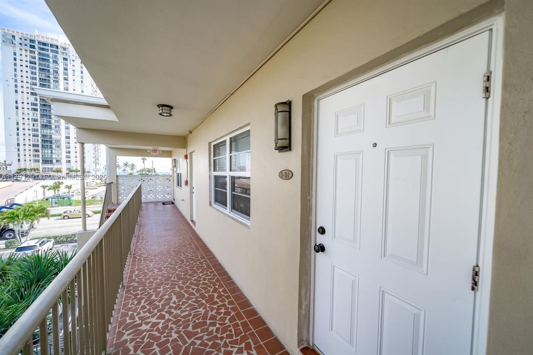 Recently Sold: $295,000 (2 beds, 2 baths, 1076 Square Feet)