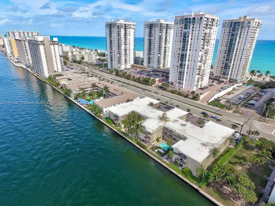 Recently Sold: $295,000 (2 beds, 2 baths, 1076 Square Feet)