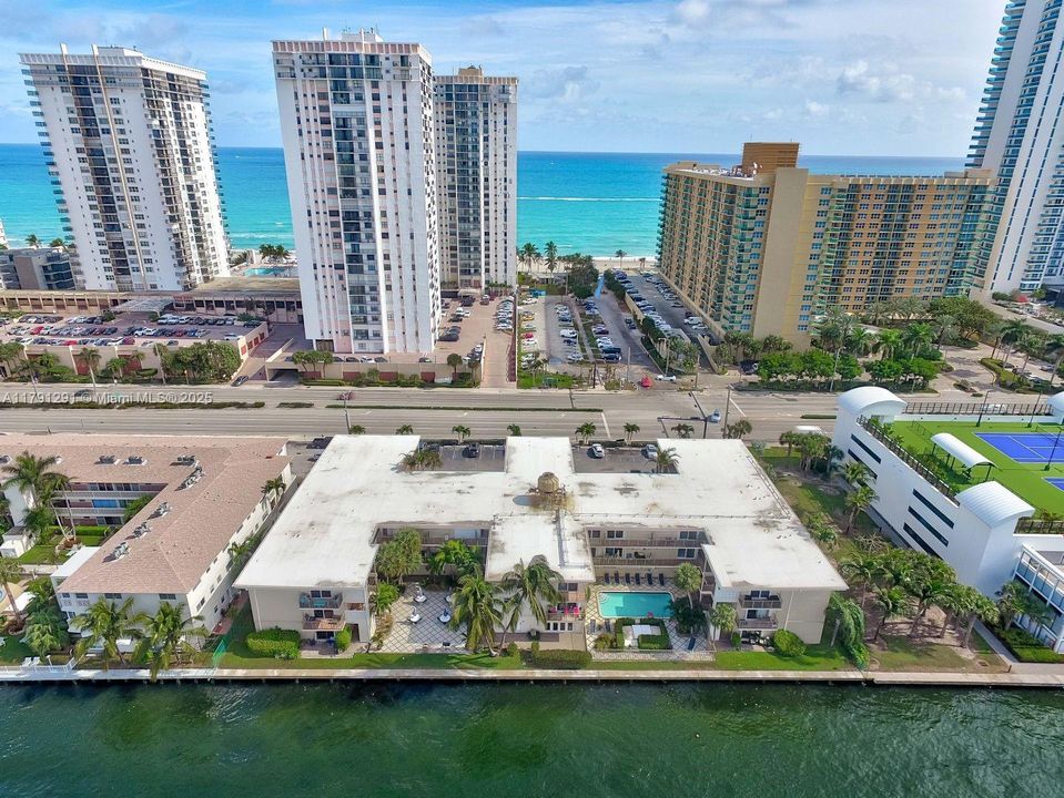 Recently Sold: $295,000 (2 beds, 2 baths, 1076 Square Feet)